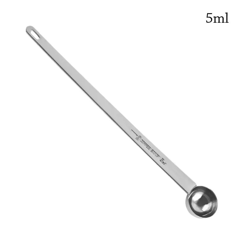 Cuillère doseuse utilisée pour mesurer un ingrédient