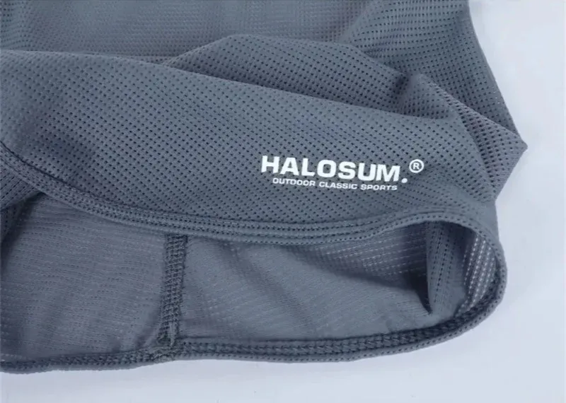 Cagoule intégrale en soie glacée, en mouvement