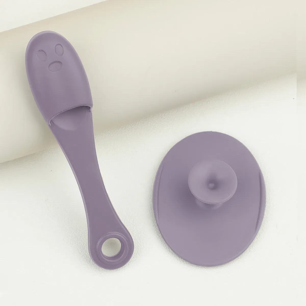 Ensemble de brosses de nettoyage du visage en contexte lifestyle