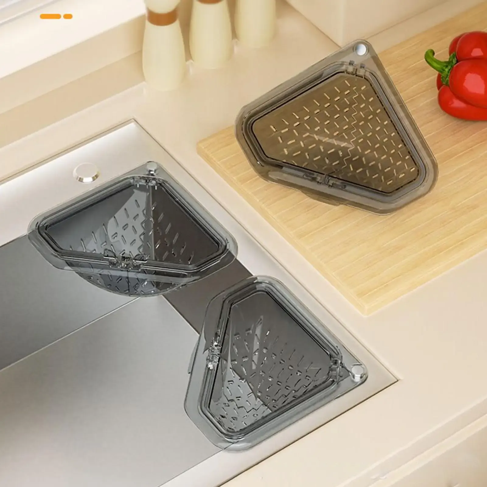 Le title is already in French, so the task is to produce a clean, professional version. Here it is:

Panier égouttoir d'angle triangulaire magnétique pour évier, récupération des restes de fruits et légumes 2