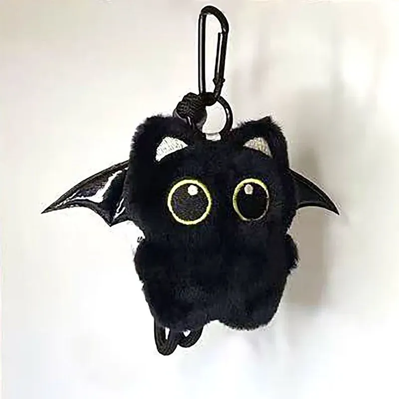 Porte-clés en peluche chat noir, ambiance lifestyle
