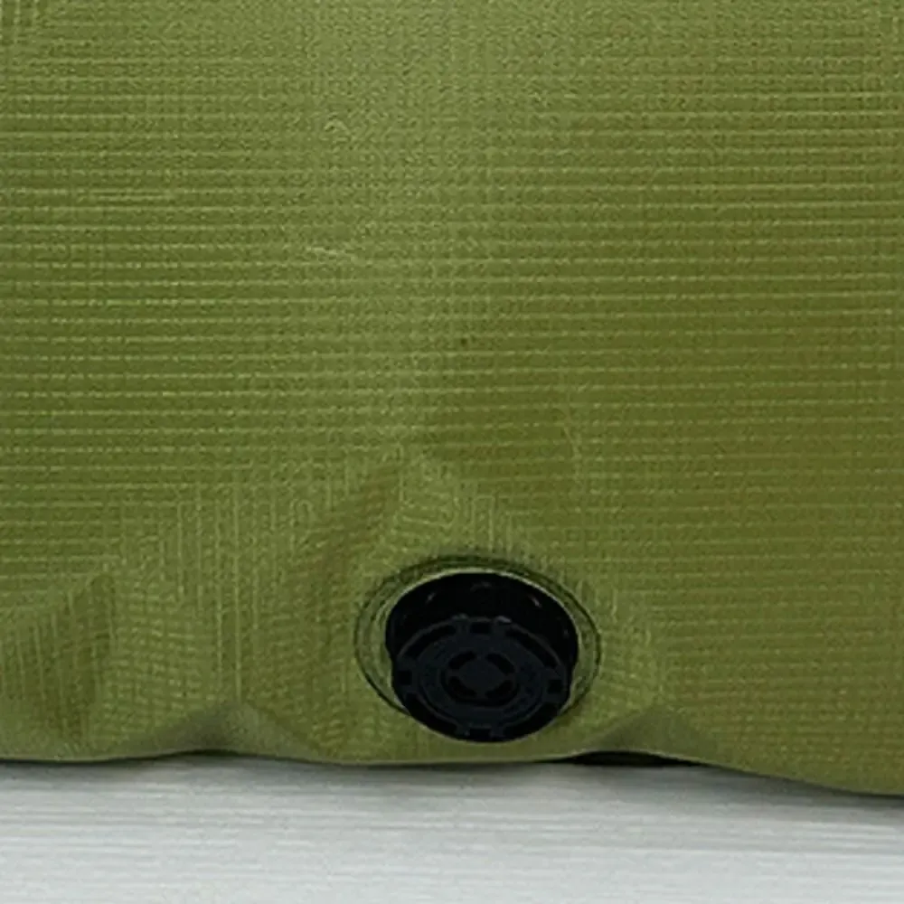 Sacs de rangement remplis de vêtements