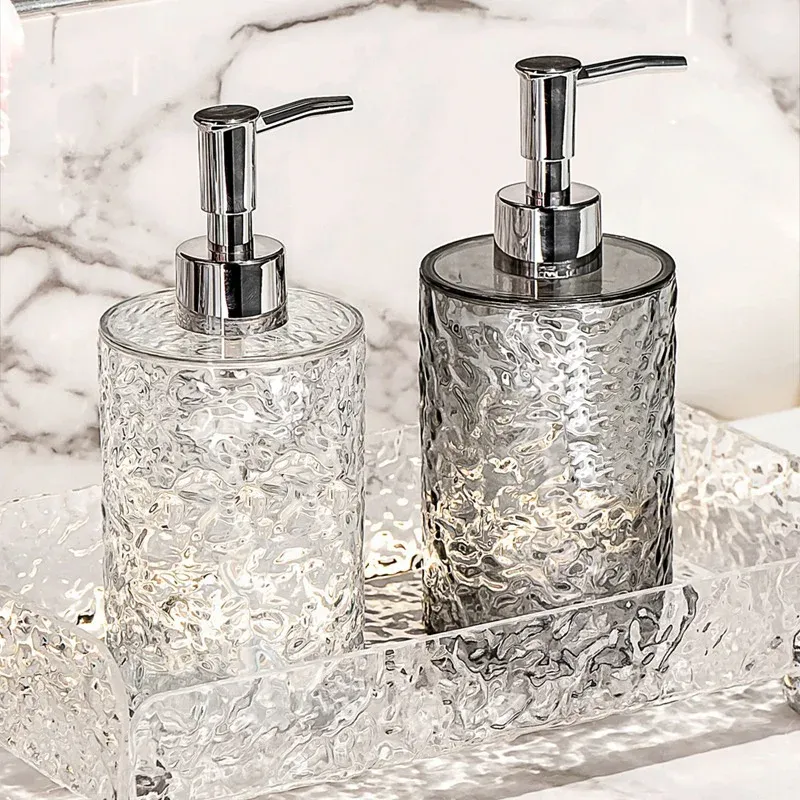 Distributeur de savon en acrylique dans une salle de bain