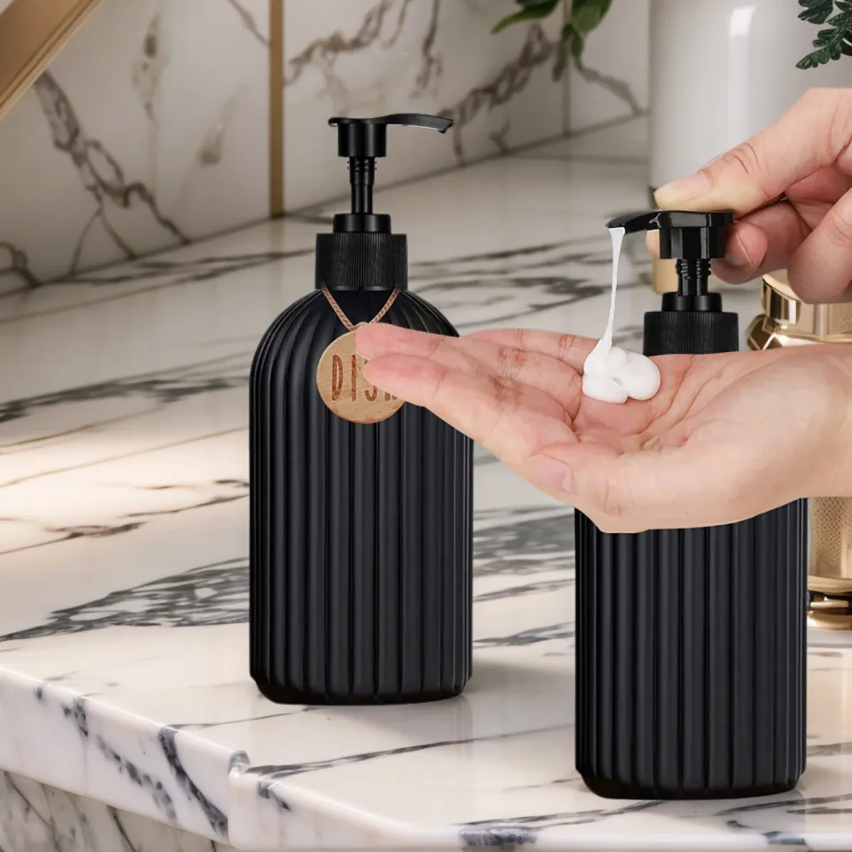 Distributeurs de savon de cuisine noirs avec plateau en silicone, flacons rechargeables pour savon mains et vaisselle de 500 ml, idéaux pour la décoration de l'évier, lot de 2 3
