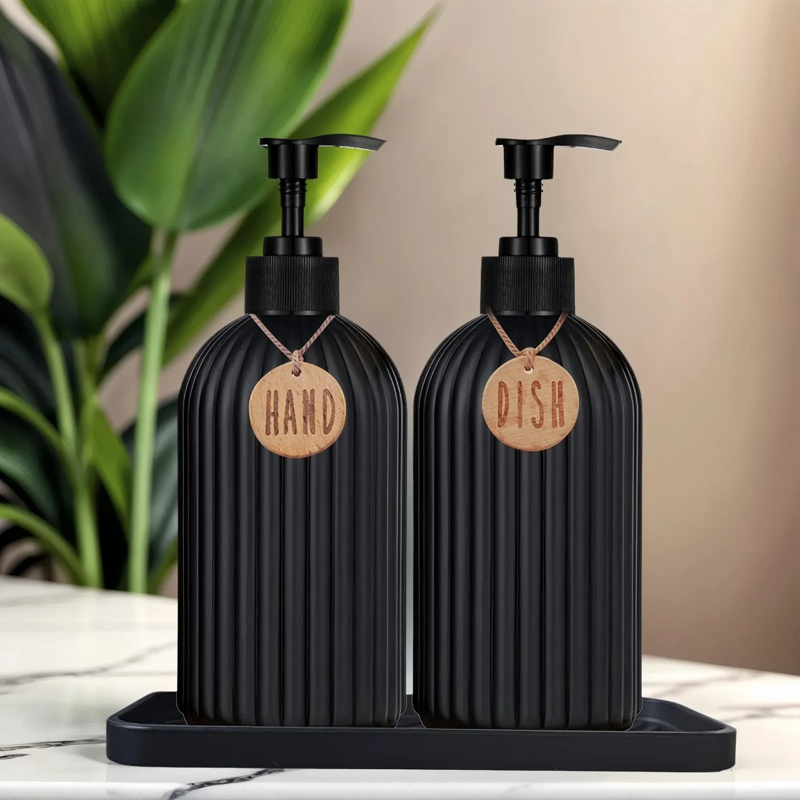 Distributeurs de savon noirs avec plateau en silicone