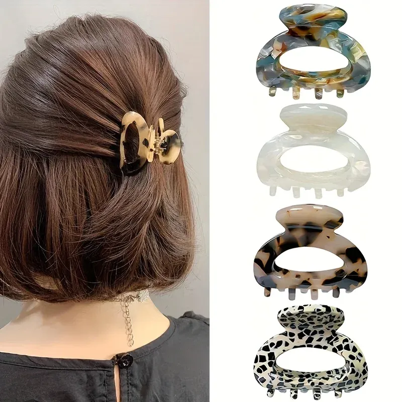 Pince à cheveux portée en chignon