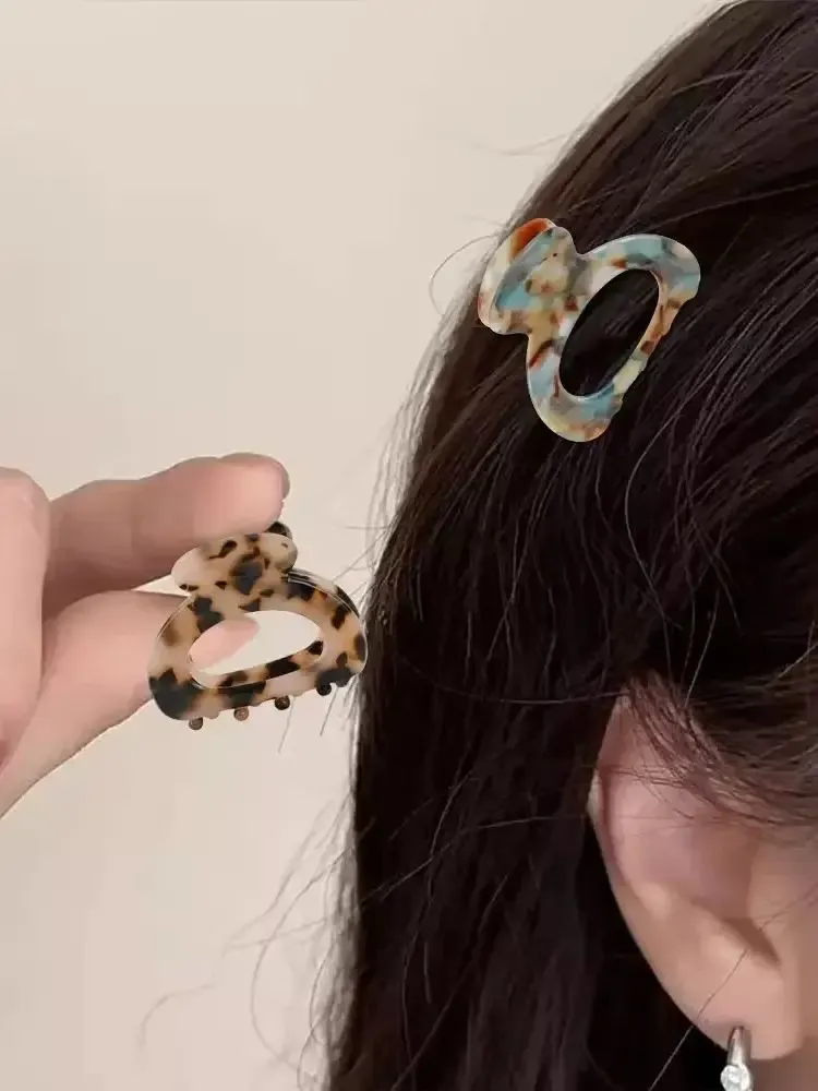 Pince à cheveux sur une coiffure sophistiquée