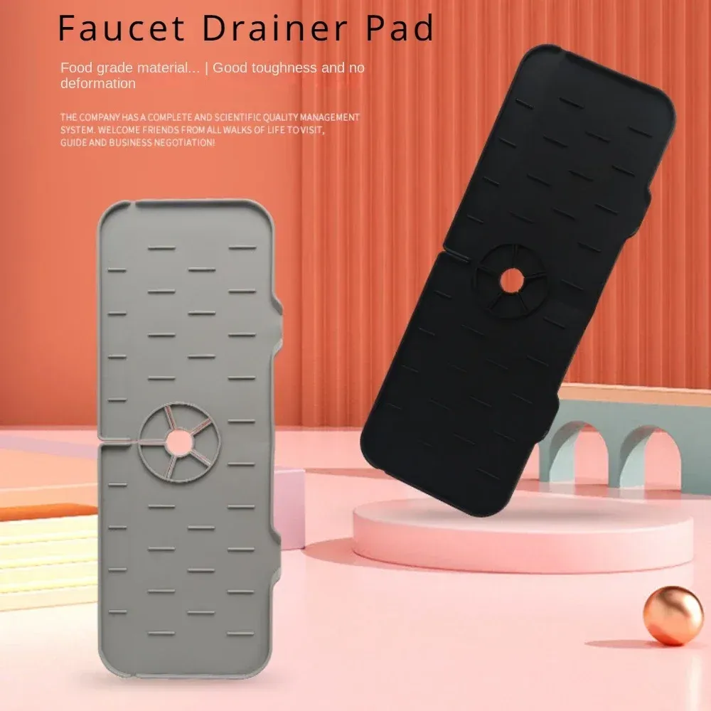 Tapis de robinet en silicone installé sur un évier