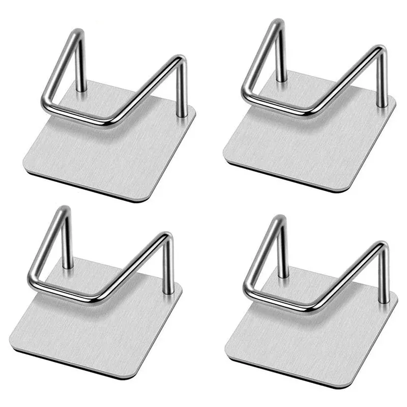 Accessoires de cuisine rangés sur le support