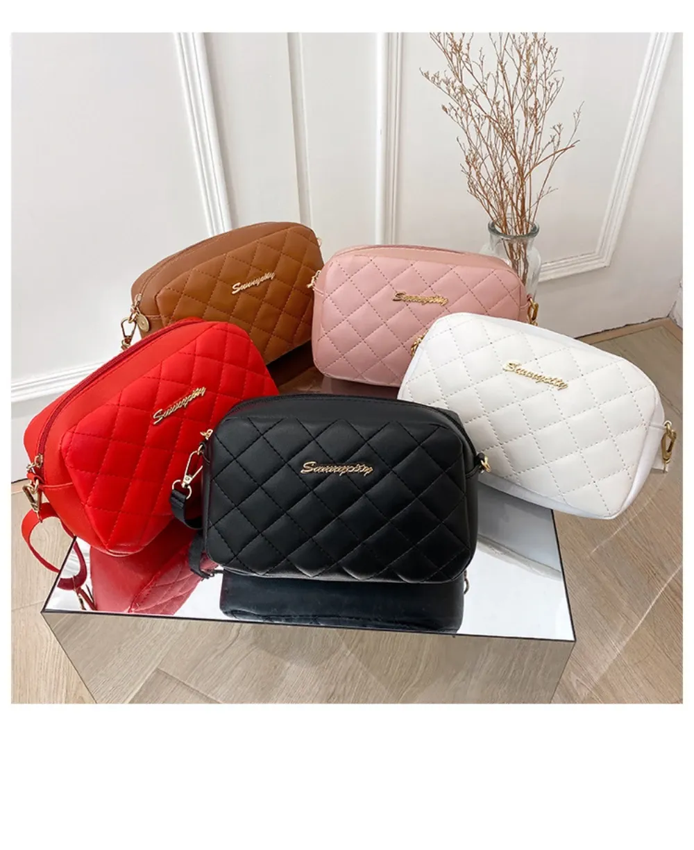 Sac messager femme à pompon, vue en situation