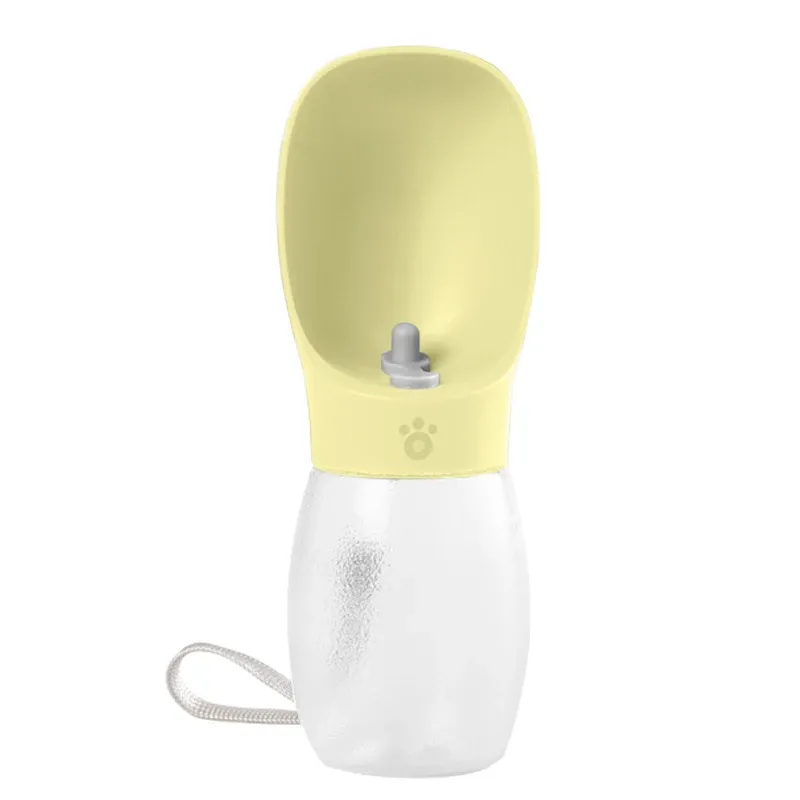 Gourde portable pour chien pendant une promenade