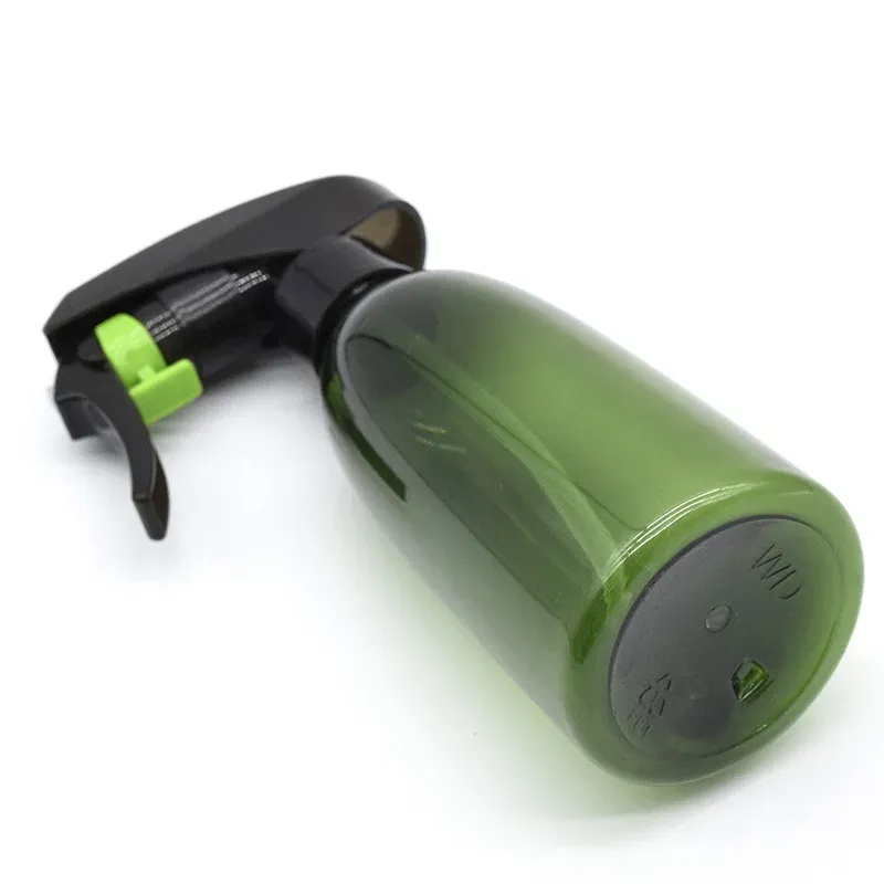 Pulvérisateur d'eau utilisé en salon de coiffure