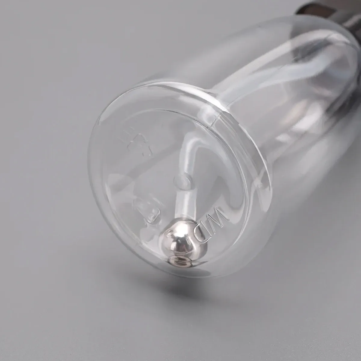 Gros plan sur le pulvérisateur d'eau de coiffeur