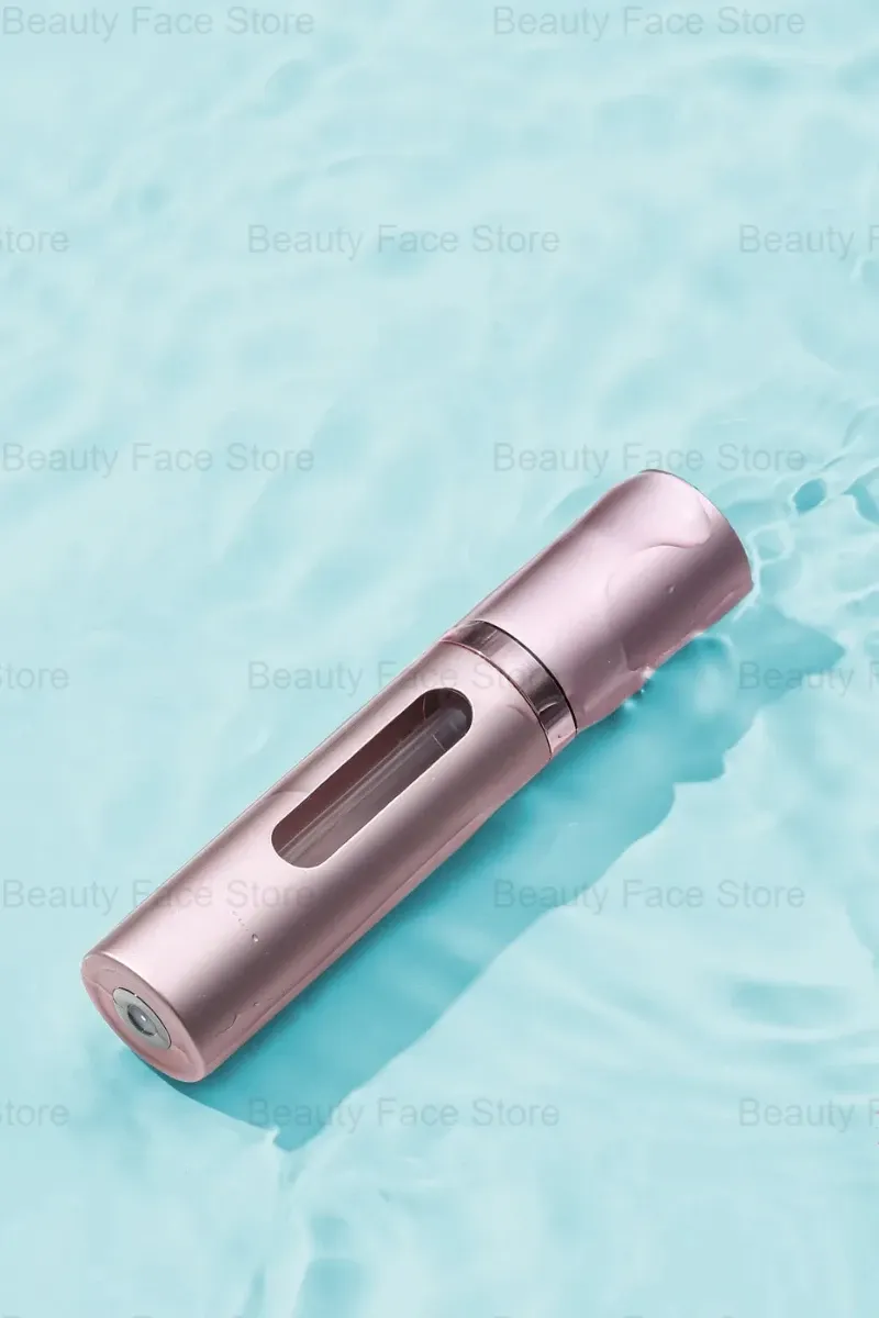 Flacon de parfum rechargeable en voyage