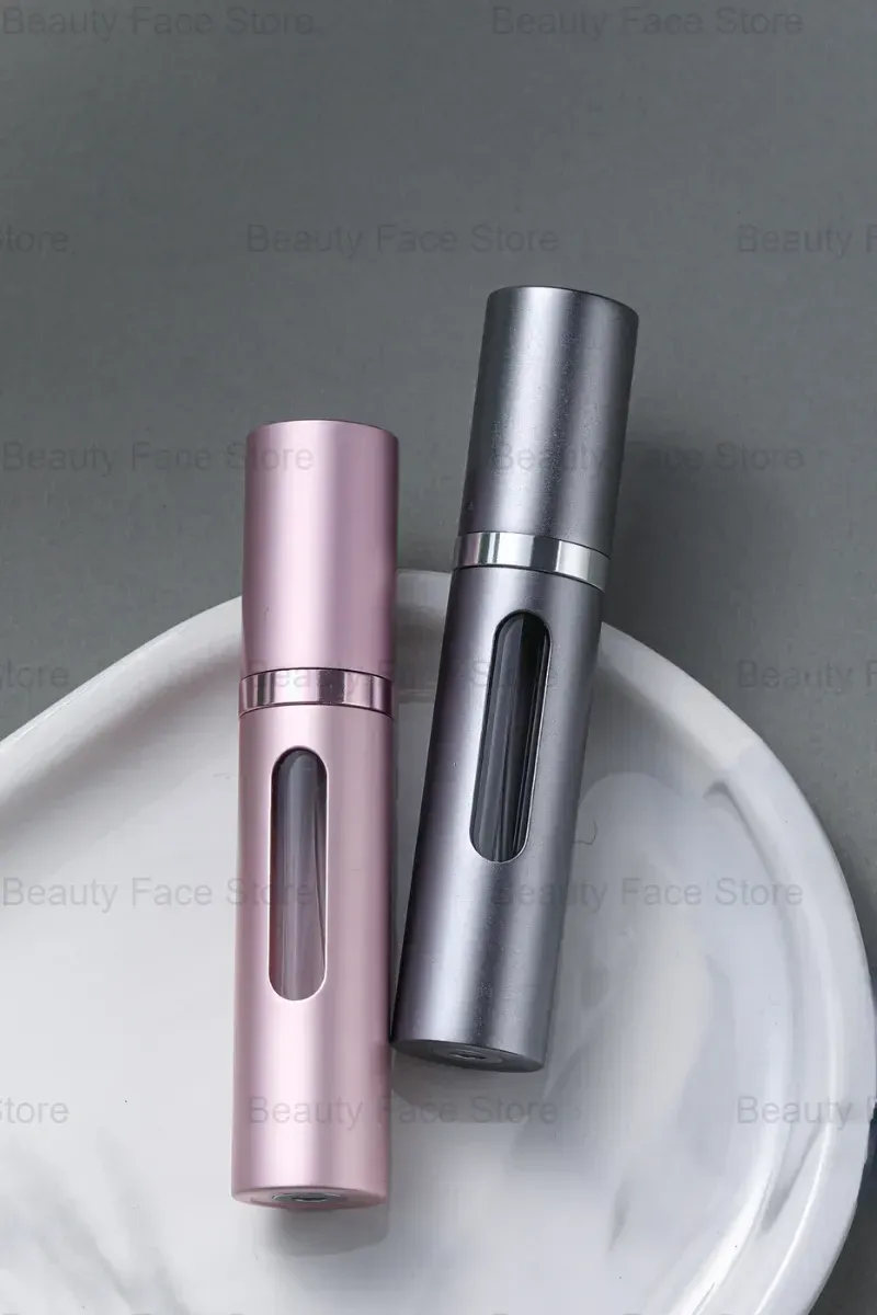 Flacon de parfum rechargeable dans son univers