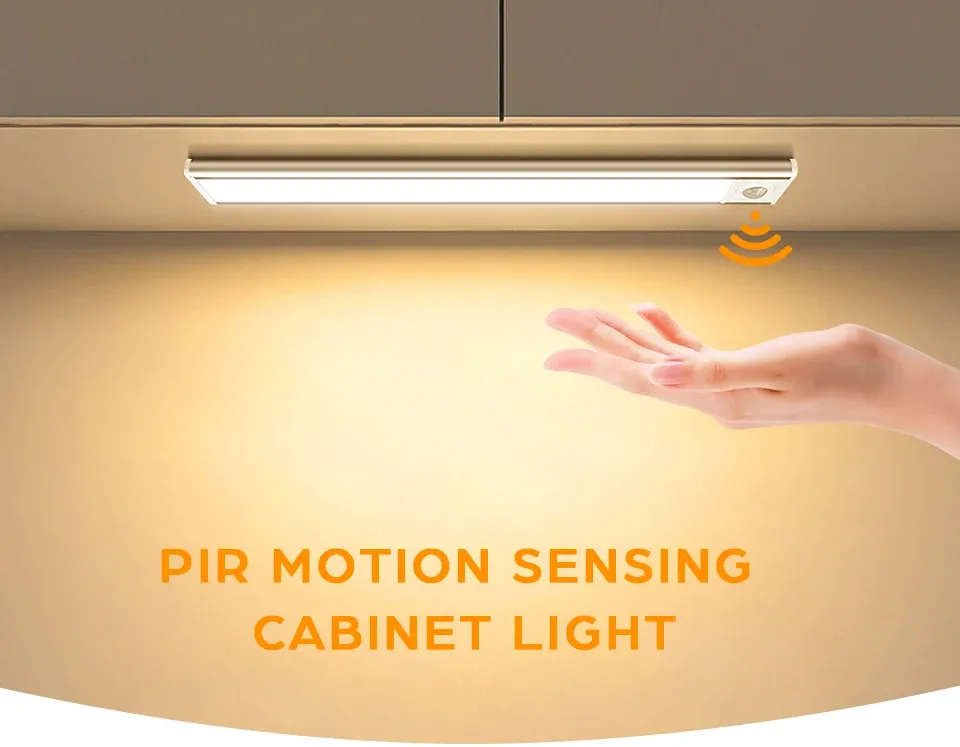 Barre lumineuse LED en aluminium installée dans un espace de rangement
