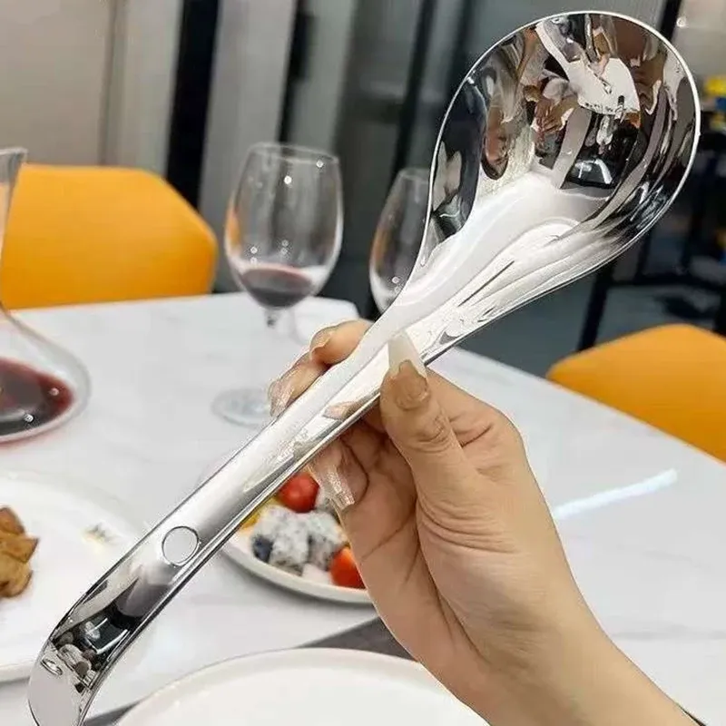 Détail du filet rouge doré sur la cuillère en acier inoxydable