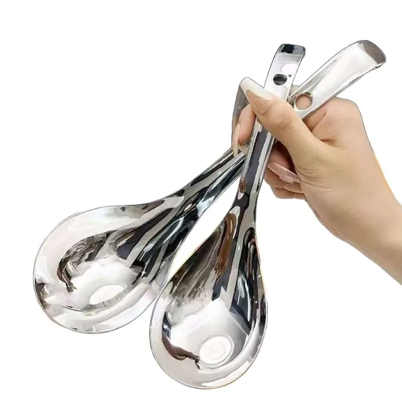 Cuillère en acier inoxydable au design incurvé