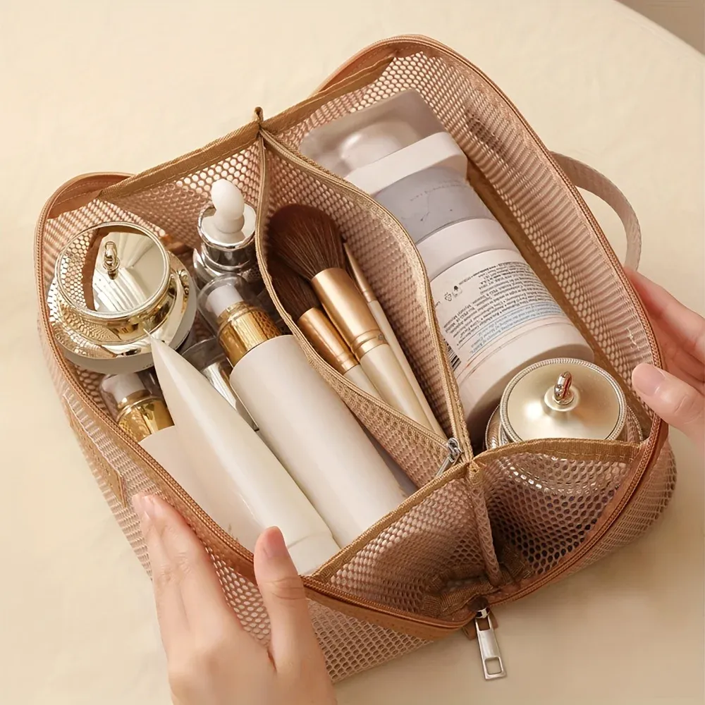 Trousse de maquillage ouverte présentant son rangement
