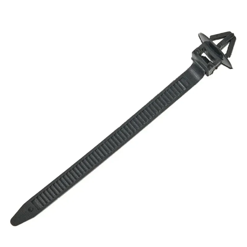 Attaches de câble noires en situation dans un véhicule