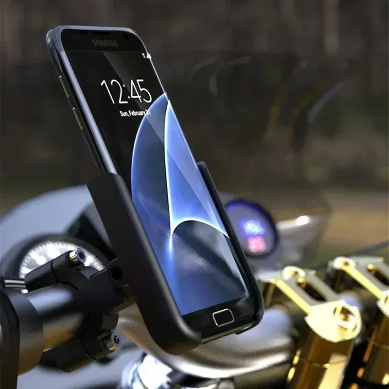 Support de téléphone en utilisation sur la route