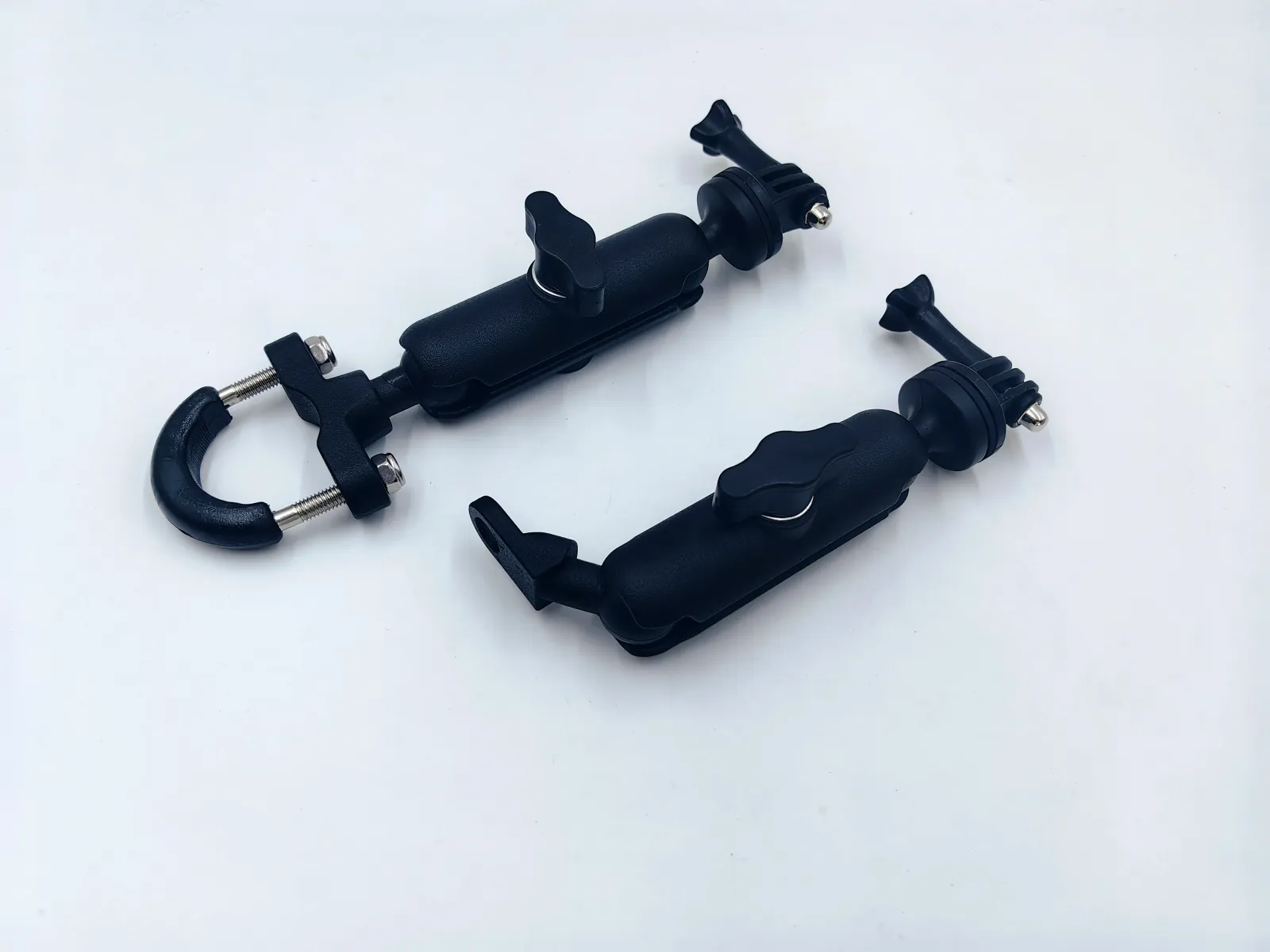 Caméra d'action fixée sur une moto lors d'une sortie