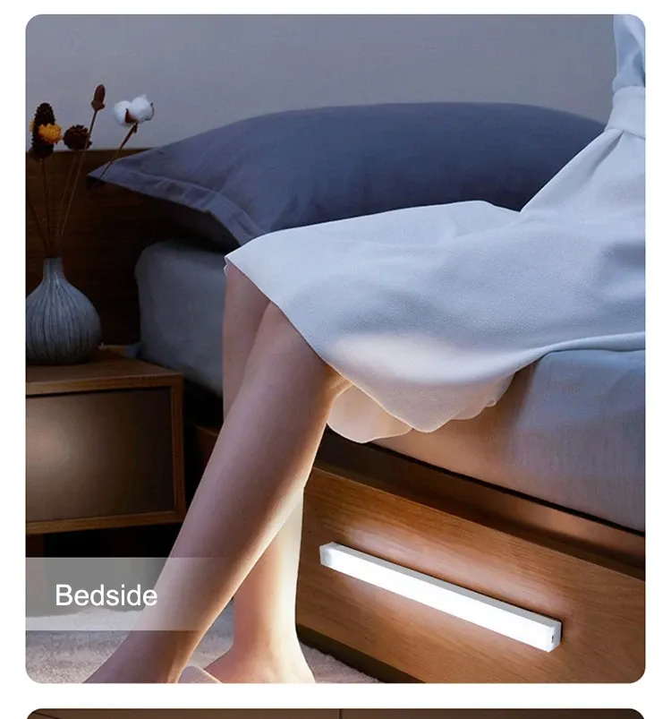 Barre lumineuse LED installée sous une étagère