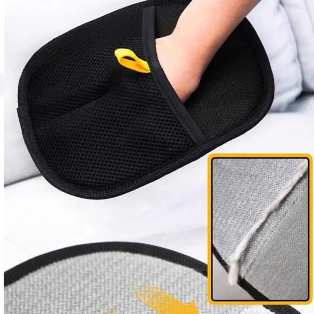 Gant de toilettage en utilisation sur un animal de compagnie