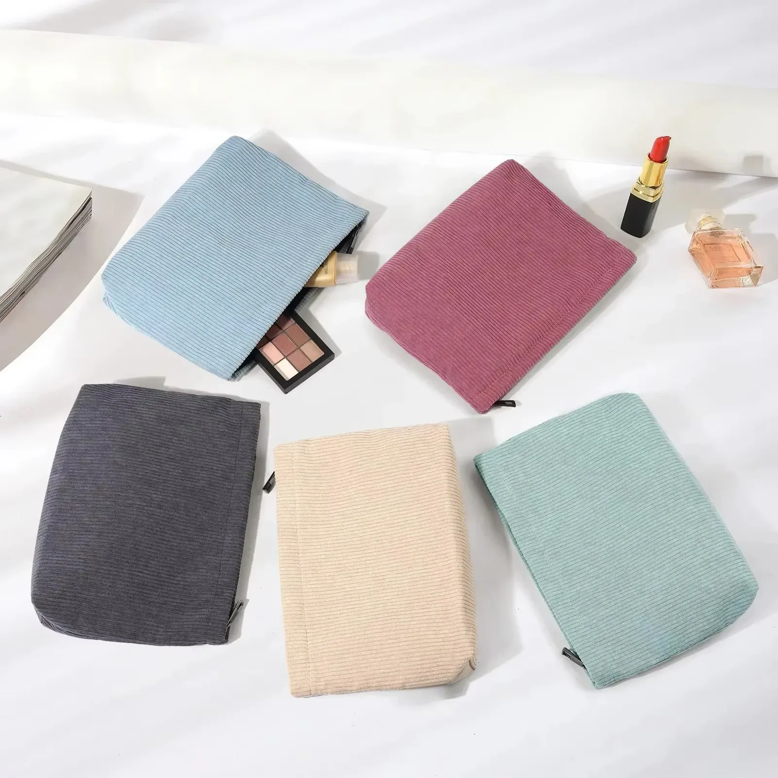 Trousse de maquillage ouverte avec produits de beauté