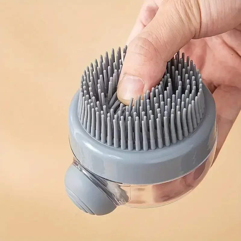 Brosse de bain pour chats et chiens en utilisation