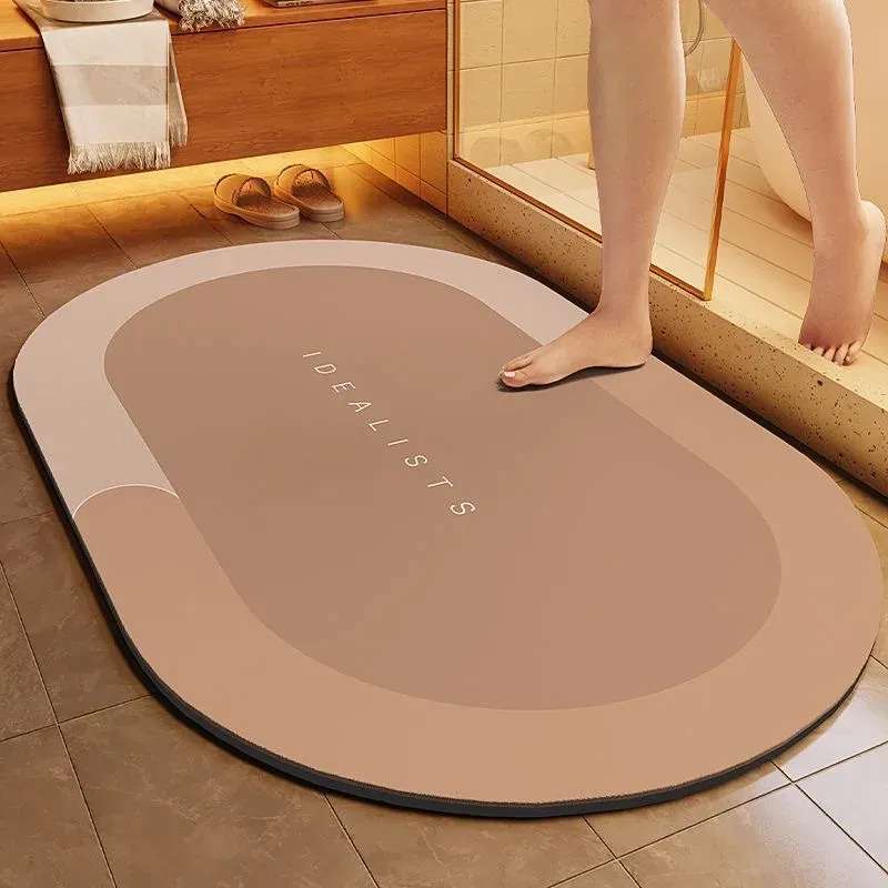 Tapis de bain antidérapant au style épuré dans une salle de bain lumineuse