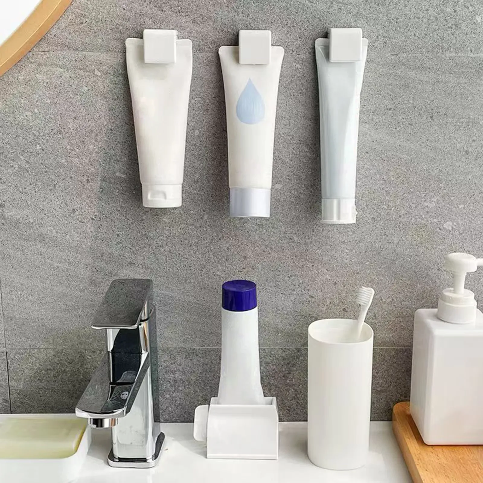 Porte-dentifrice mural sans perçage installé dans une salle de bain