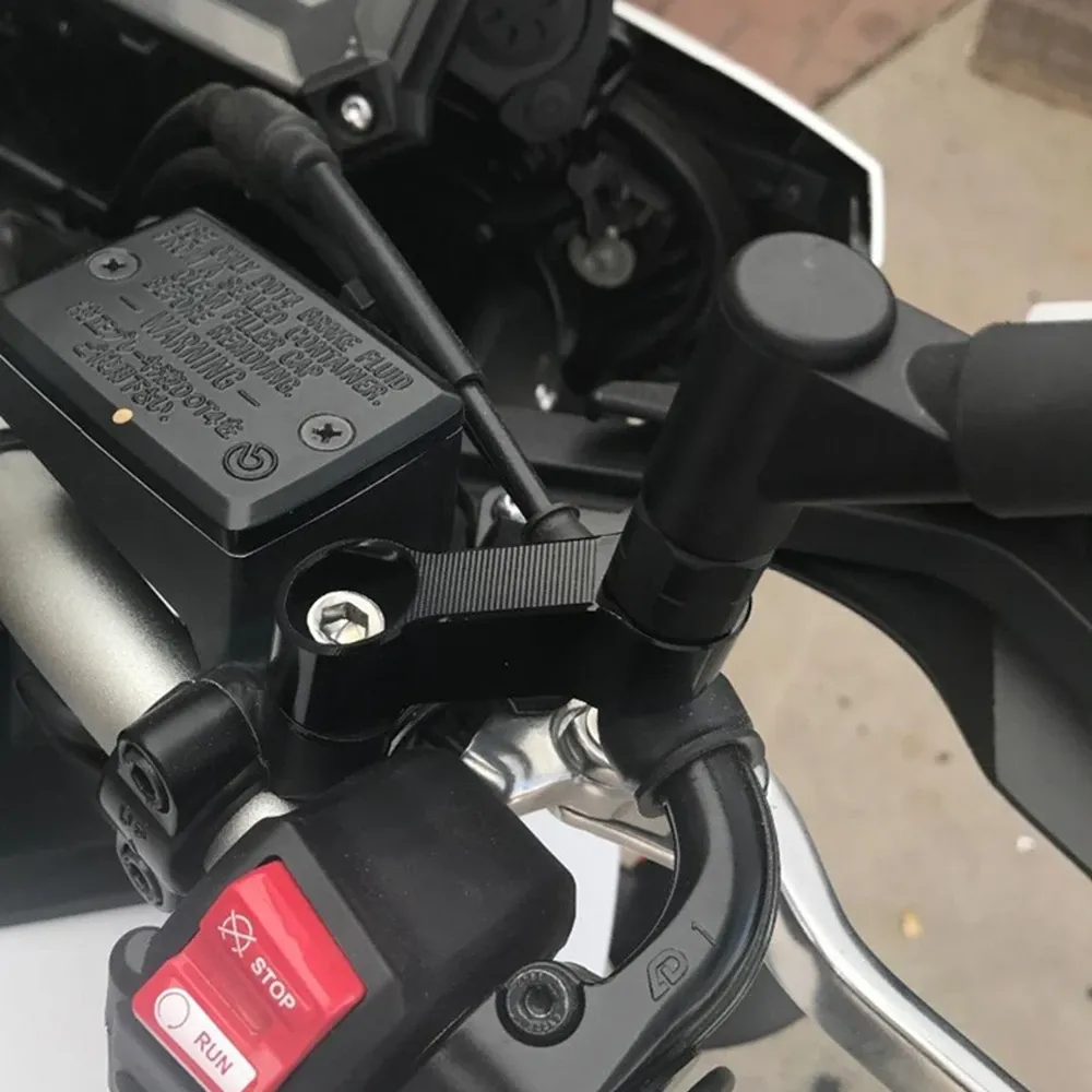 Adaptateurs de rétroviseurs pour moto en gros plan
