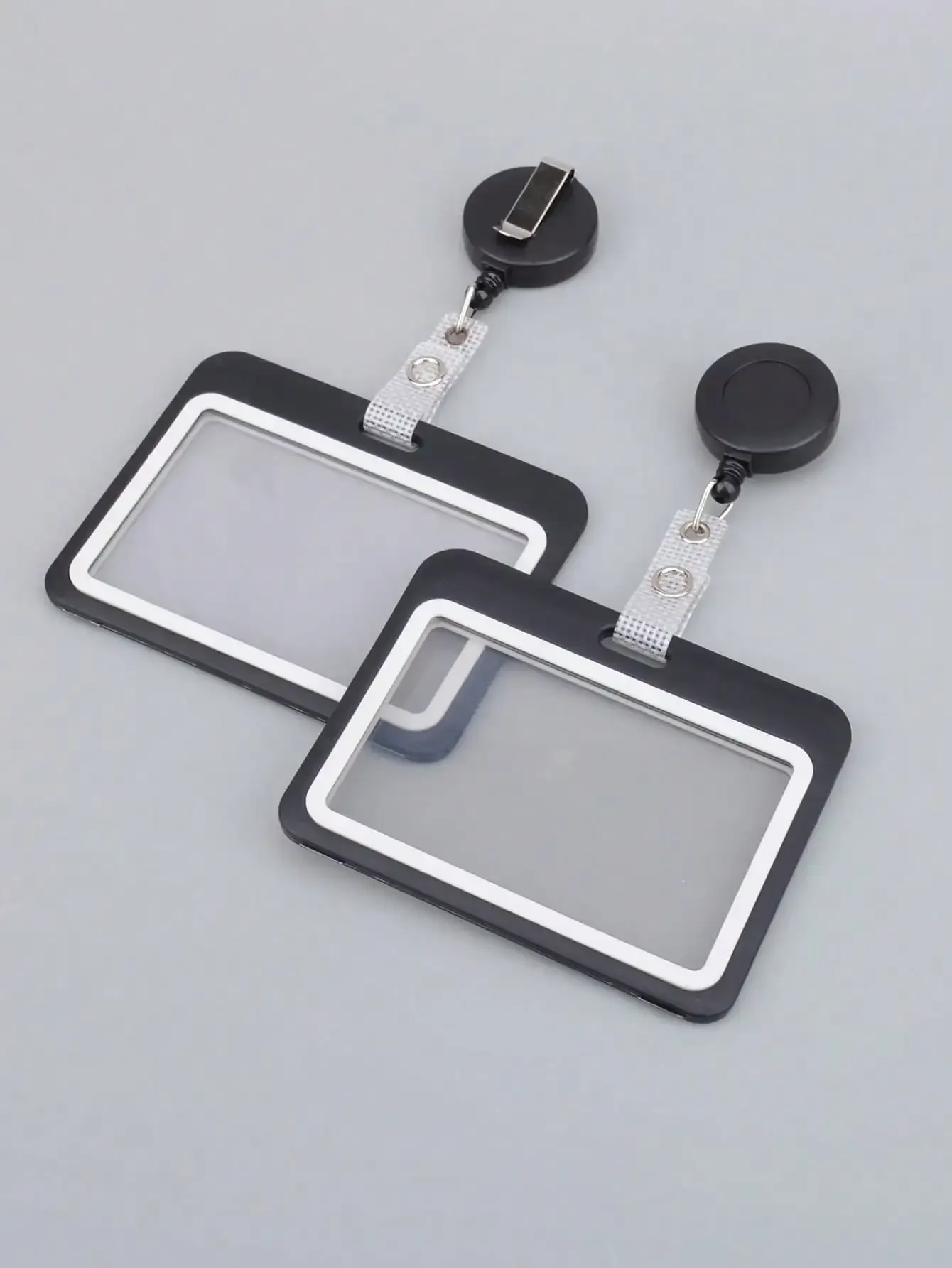 Porte-carte d'identité utilisé avec un porte-clés