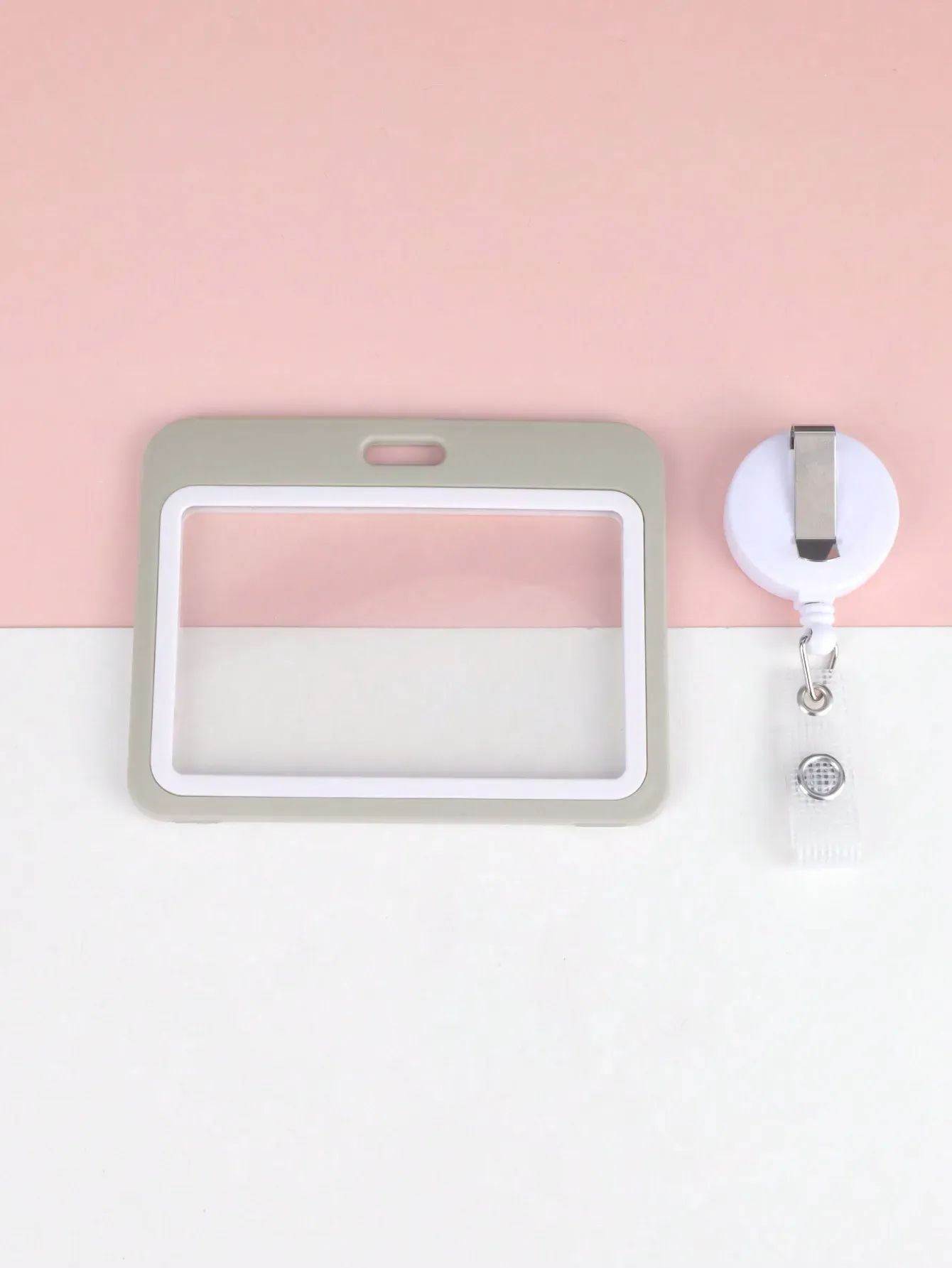 Porte-badge rétractable en usage au bureau