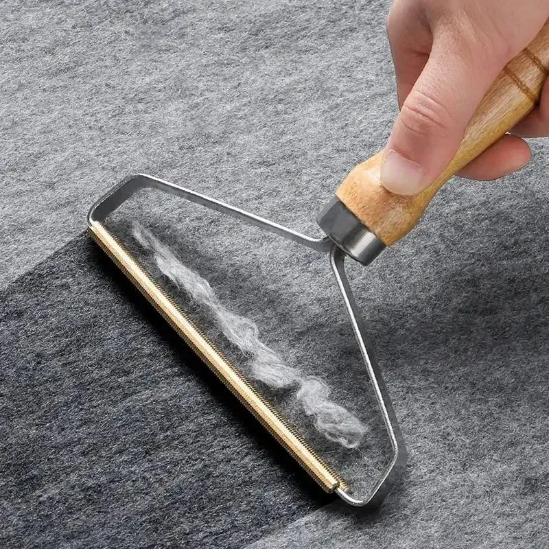 Brosse à peluches portable rechargeable... no, the source has no "rechargeable". Translating faithfully and cleanly:
Brosse anti-peluches portable pour poils d'animaux, rouleau manuel de nettoyage pour canapé et vêtements - Image 1