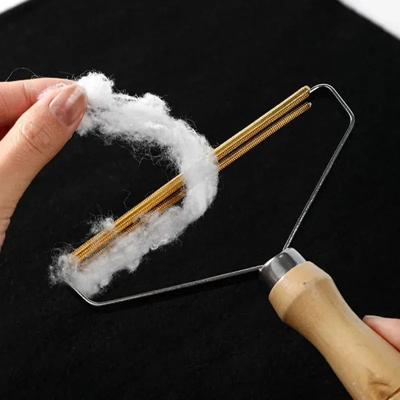 Brosse à peluches compacte