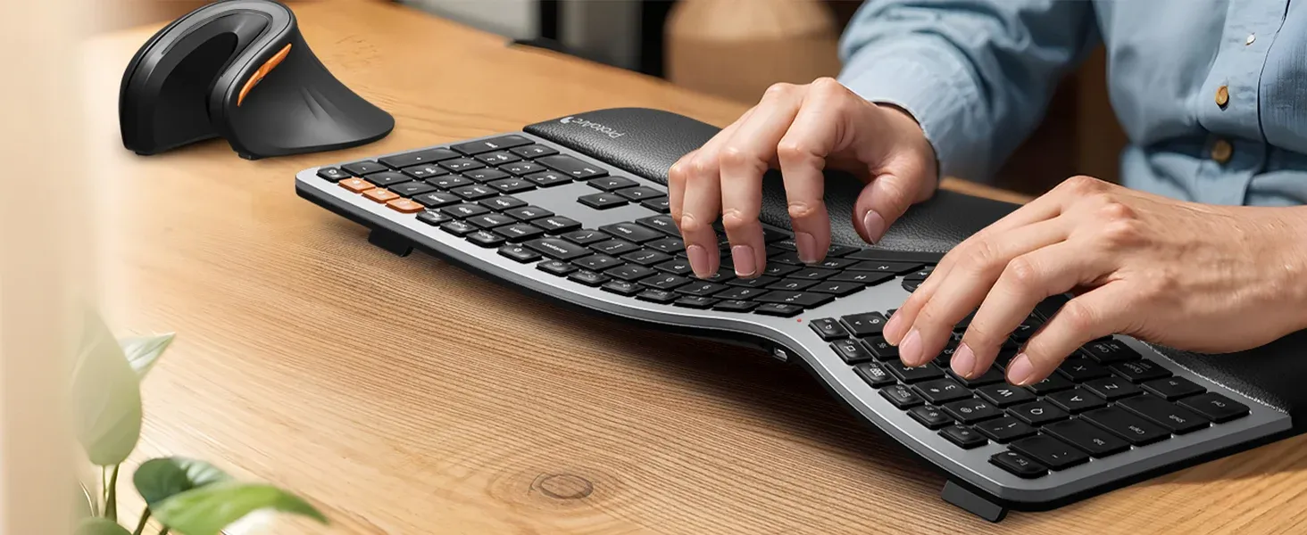 Souris et clavier réunis sur un même bureau