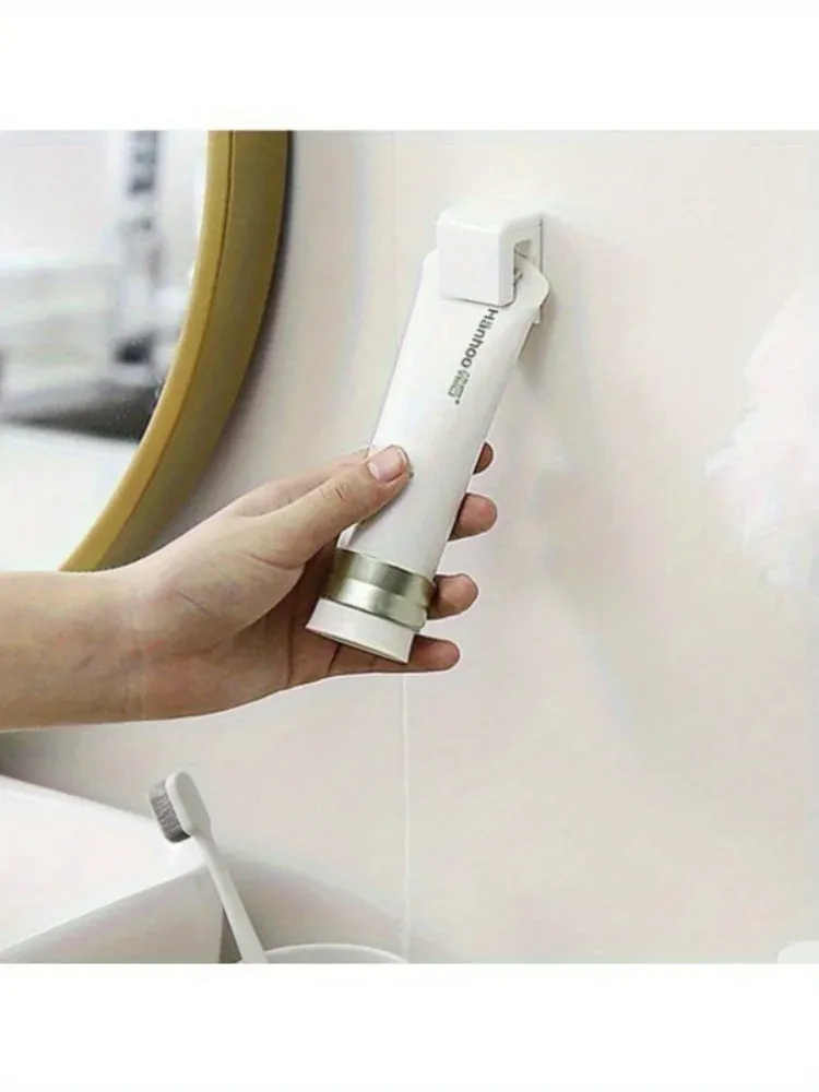 Porte-brosse à dents mural dans la salle de bain