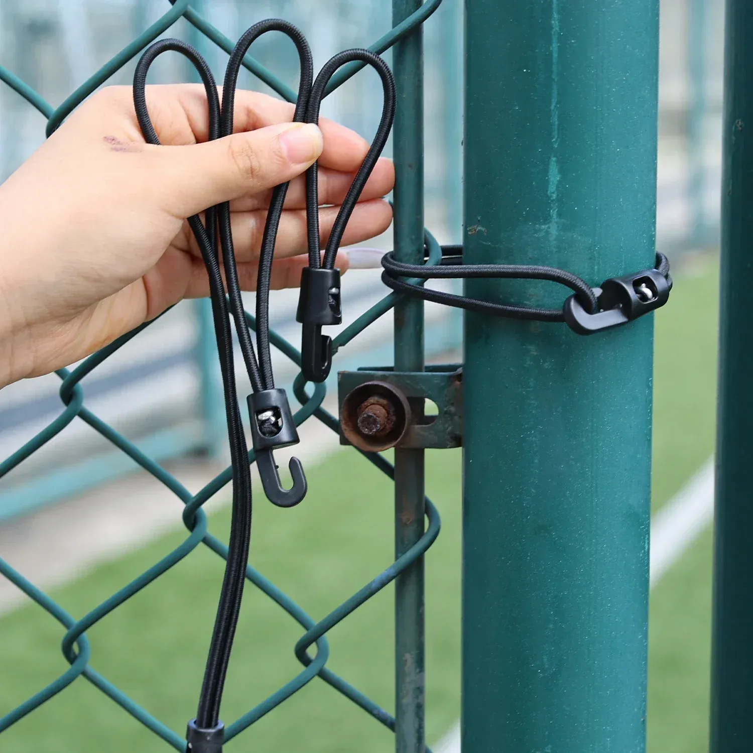 Cordons élastiques fixés sur un équipement