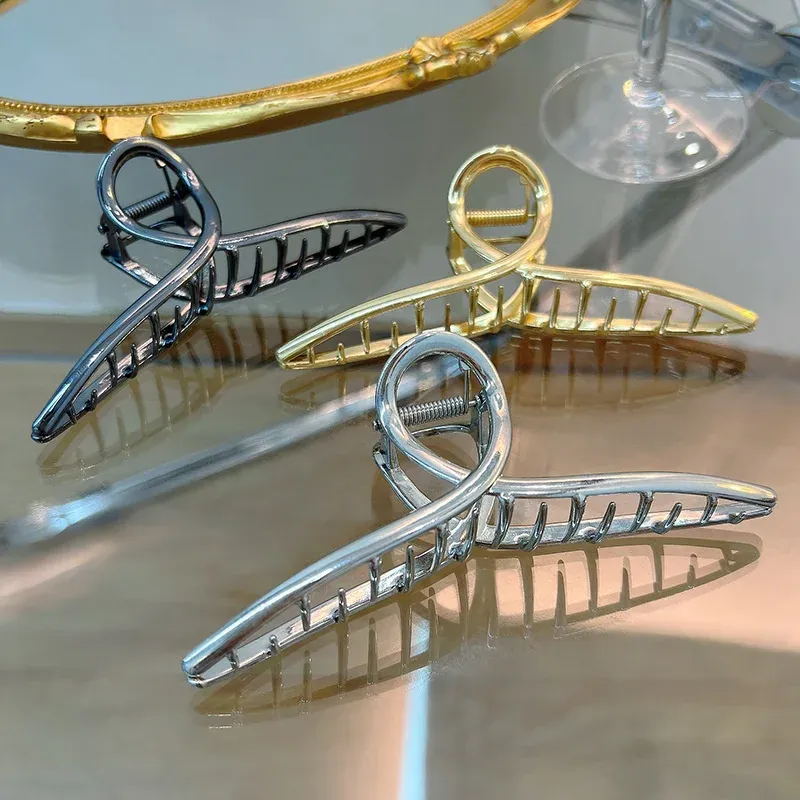 Idée de coiffure avec pince surdimensionnée