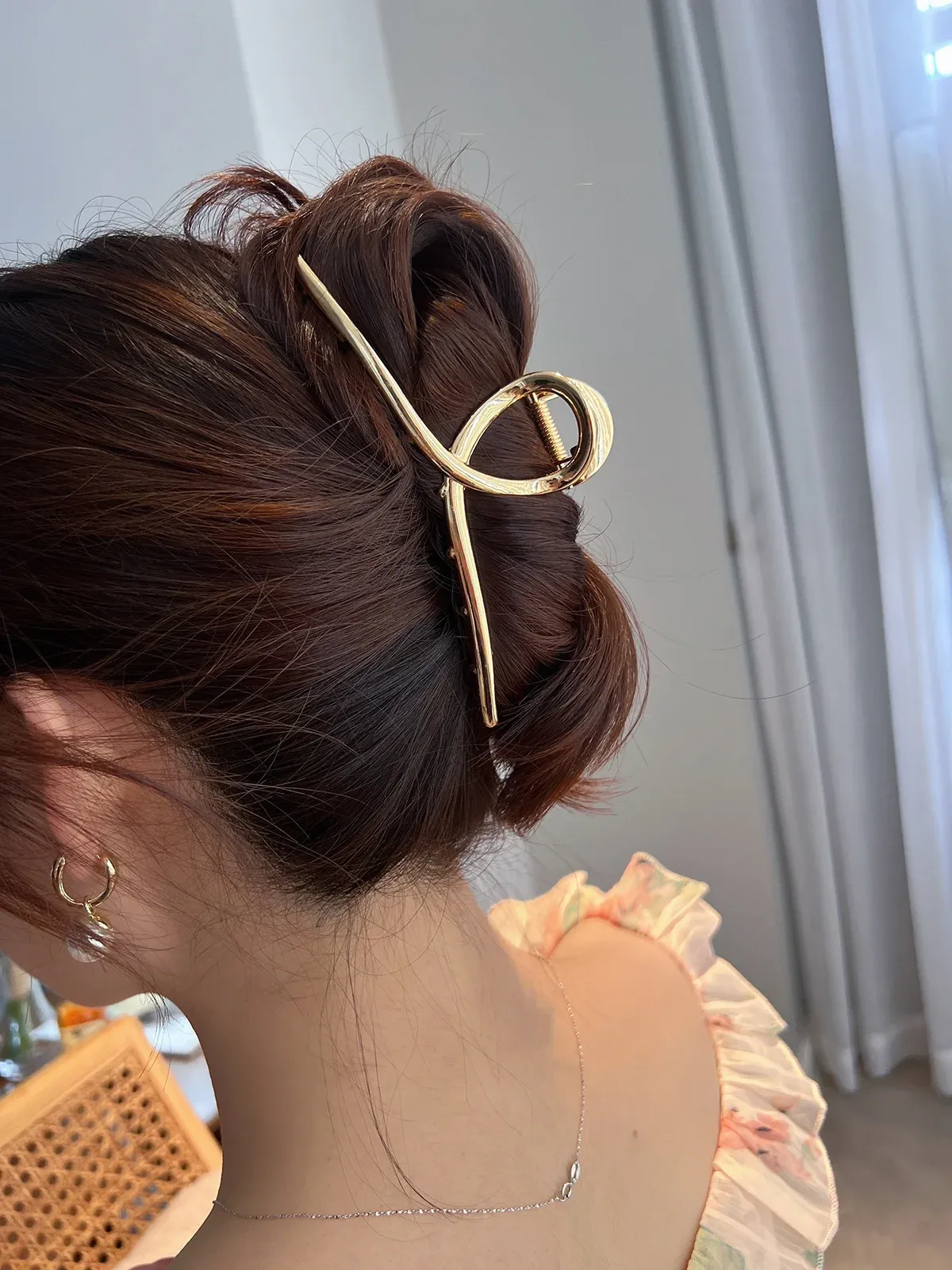 Pince à cheveux tendance portée en coiffure