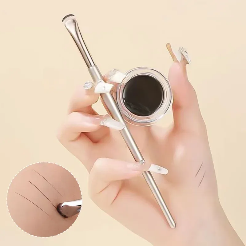Pinceaux courbés pour eye-liner, mise en situation