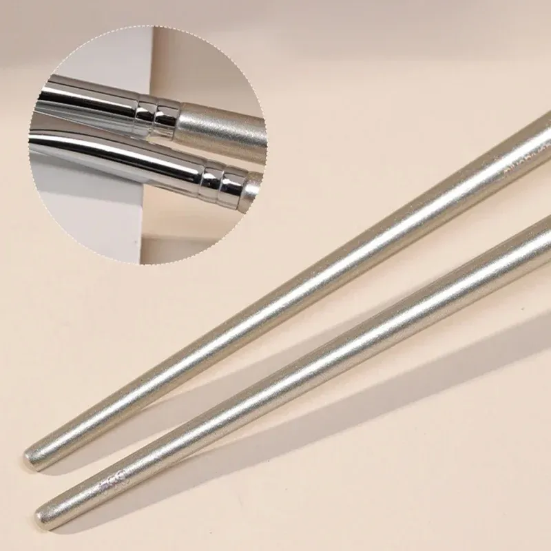 Pinceaux courbés pour eye-liner, précision de la pointe