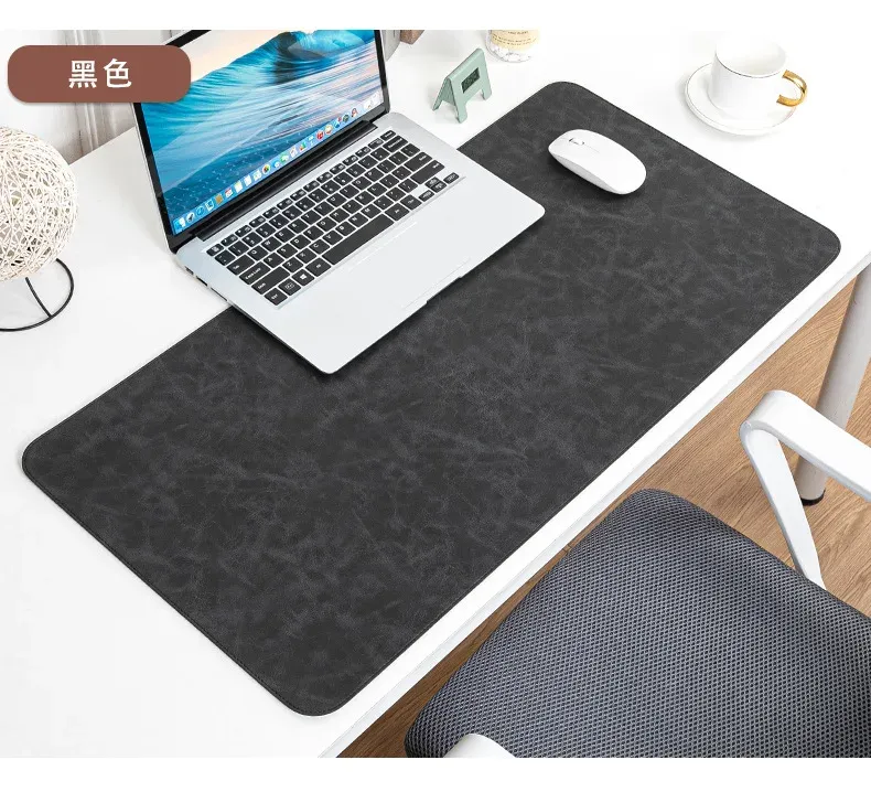 Tapis de souris en PU sur un bureau