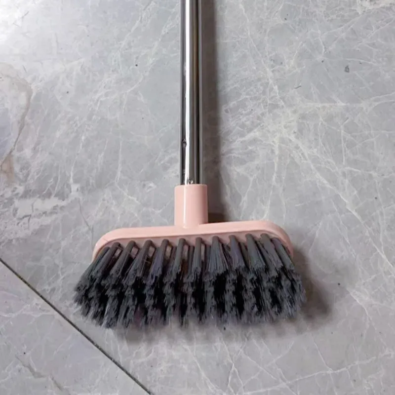 Brosse utilisée sur carrelage