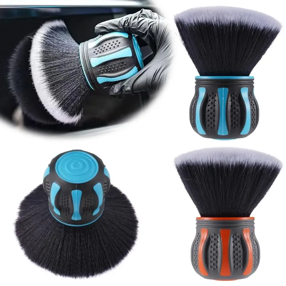 Brosse de détail intérieur de voiture, utilisation sur tableau de bord