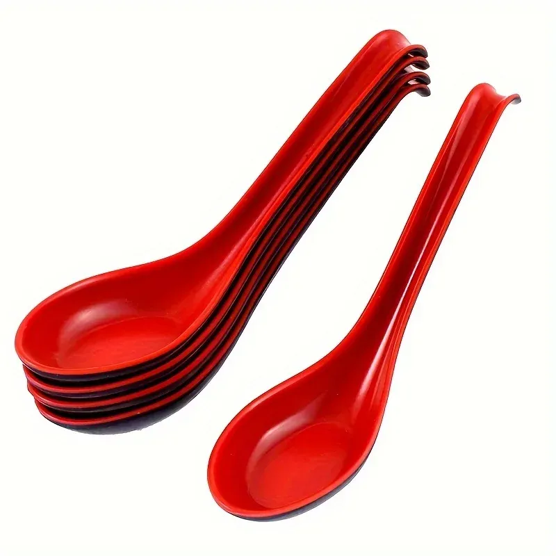 Cuillères présentées à table