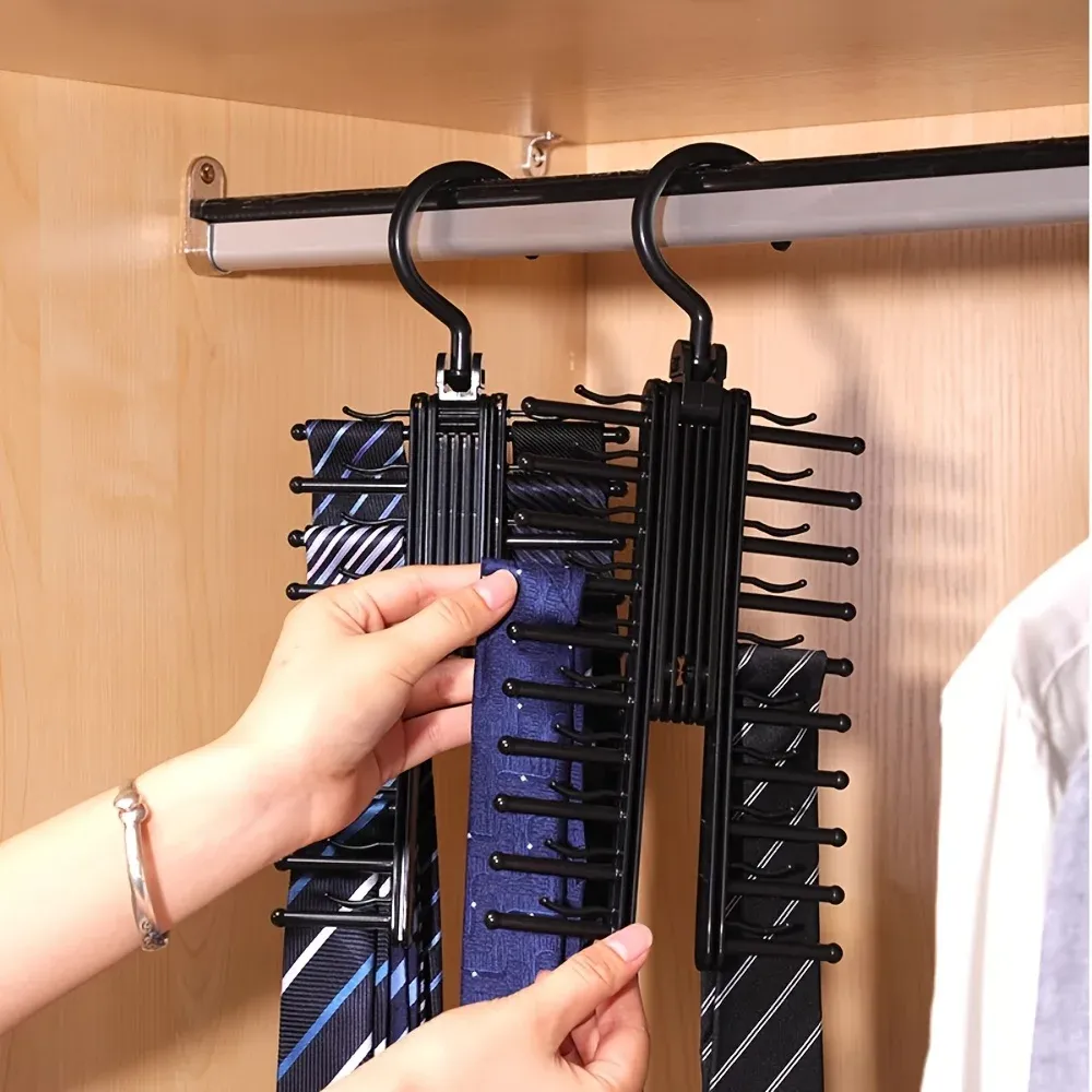Porte-cravates installé dans une armoire
