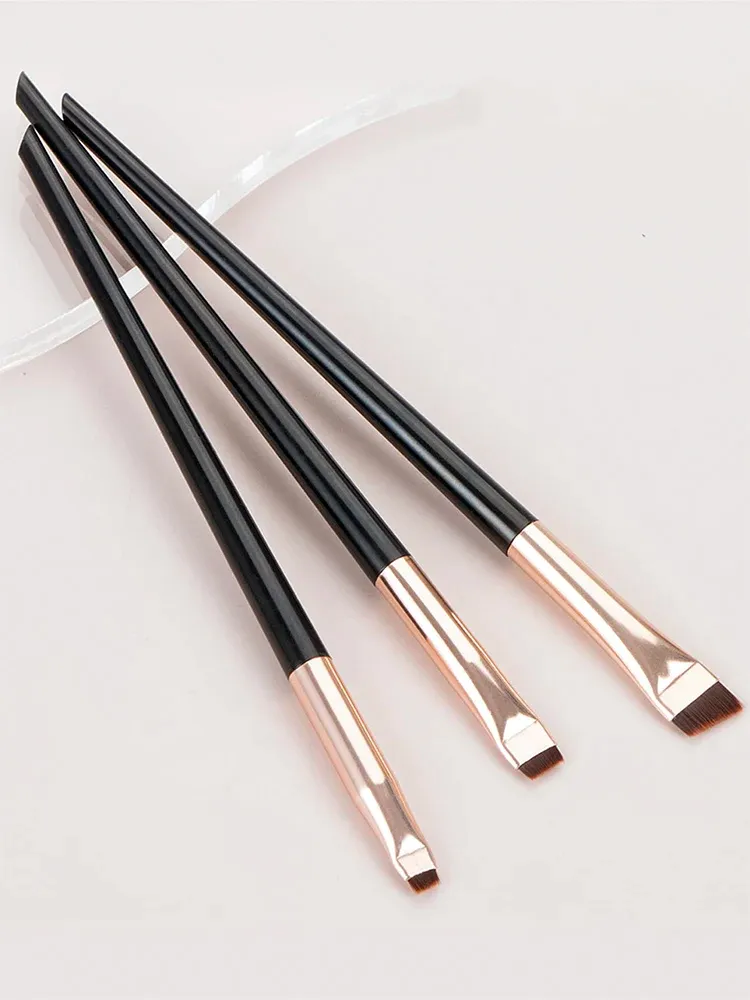 Pinceaux de maquillage sur fond neutre